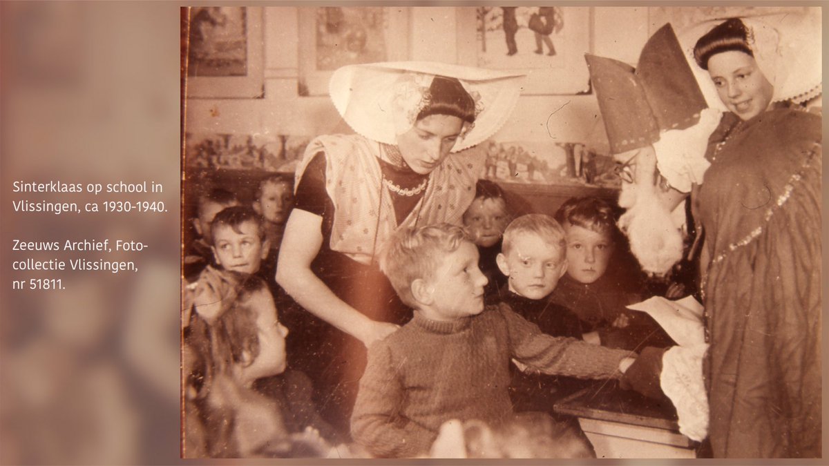 “Krijg ik een handje van jou?” vraagt #Sinterklaas aan een jongetje op een school in #Vlissingen. Nou, even dan, zie je hem denken 😉 
Hoe vierde #Zeeland door de jaren heen het feest van #SintNicolaas? Lees het bij <a href="/zeeuwseankers/">Zeeuwse Ankers</a> zeeuwseankers.nl/verhaal/het-si… #5december