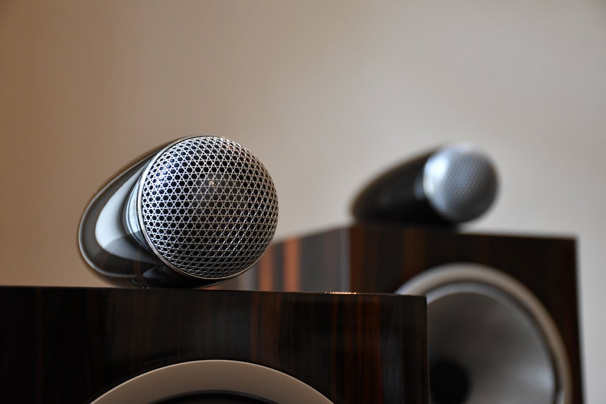 HifiBerlin's tweet photo. Available in an exclusive Datuk Gloss finish, the 702/705 Signature features optimised crossovers, three Aerofoil profile woofers, a Continuum midrange driver and a Carbon Dome tweeter in a solid tweeter-on-top enclosure. https://t.co/JKOv60pHNX