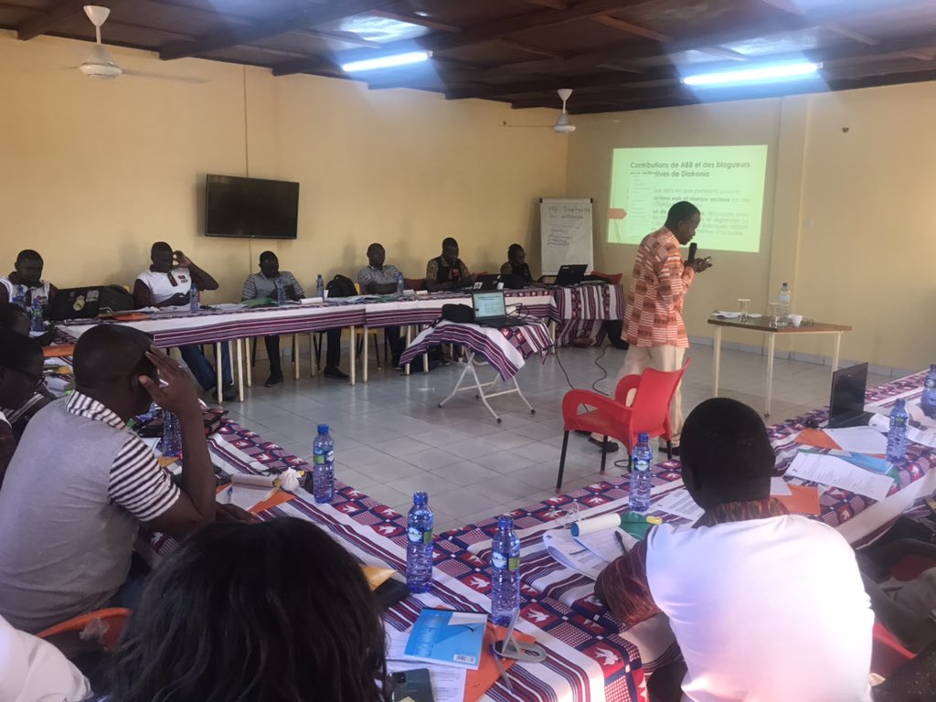 Dieuson1's tweet image. «Blogging &amp;amp; veille citoyenne dans l’ancrage démocratique au #Burkina »: selon Yerbanga de @DiakoniaBF partenaire de @BlogueursBF pour @presimetrebf, les réactions sur les réseaux sociaux sont analysées en conseil des ministres, après chaque émission Dialogue Citoyen #BlogCamp2020