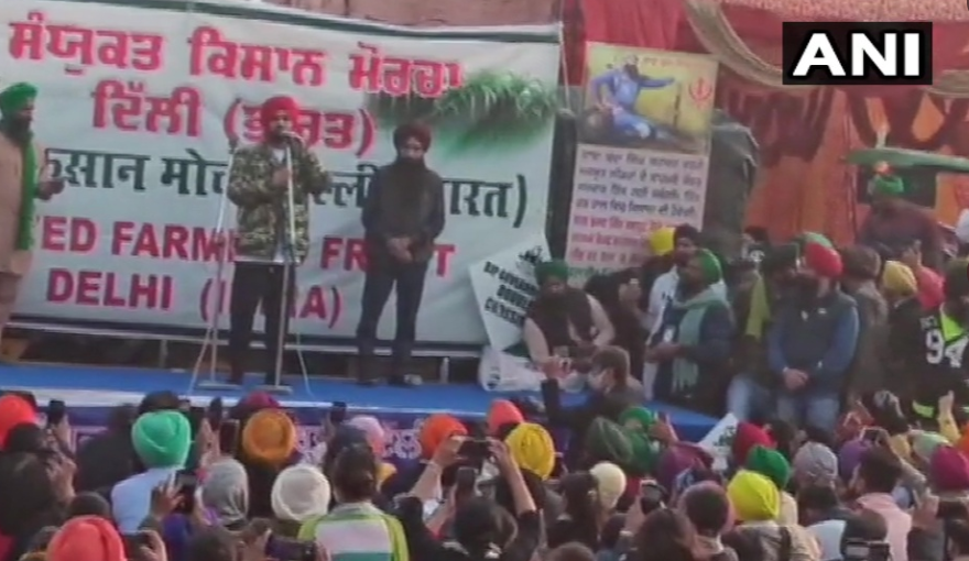 TOIDelhi's tweet photo. Singer &amp; actor #DiljitDosanjh addresses protesting farmers at #Singhu border (Haryana-Delhi border) (ANI)

#DelhiFarmersProtest #FarmBills https://t.co/Ieqd9cyS4U