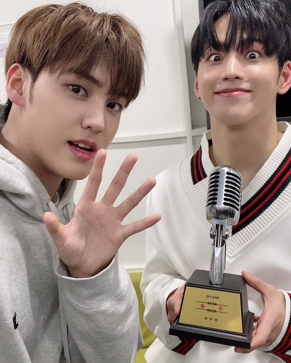 KOOKHEONTH's tweet photo. 🐰: หลังจากมารายการครั้งที่สอง ผมชนะในนาม BofYou x นาฮาอึนทีม เป็นชัยชนะที่มีค่ามากกว่าที่ผมคาดหวังไว้ ขอบคุณครับ 😳
@.awesomehaun ขอบคุณที่ทำงานอย่างหนักนะ 😍

-
#비오브유 #B_O_Y #BOfYou #Phase_Two #보고싶다 https://t.co/lDZ16uvmRh