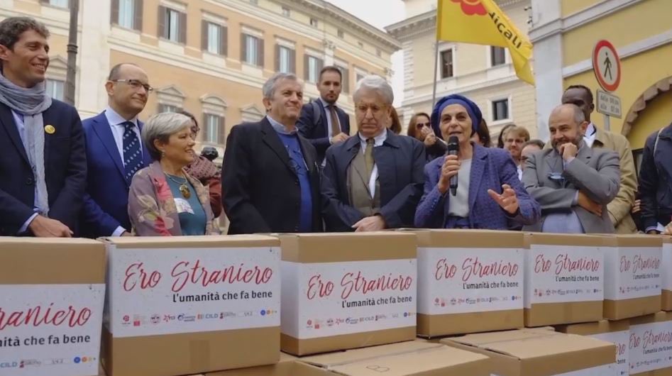 FOCSIV's tweet photo. A Luigi Manconi di @abuondiritto il Premio come Difensore dei Diritti Umani. Consegna Gabriella Salviulo Università di Padova. #Vipremio2020 #5dicembre #volontariato https://t.co/pRiTwGyGMq
