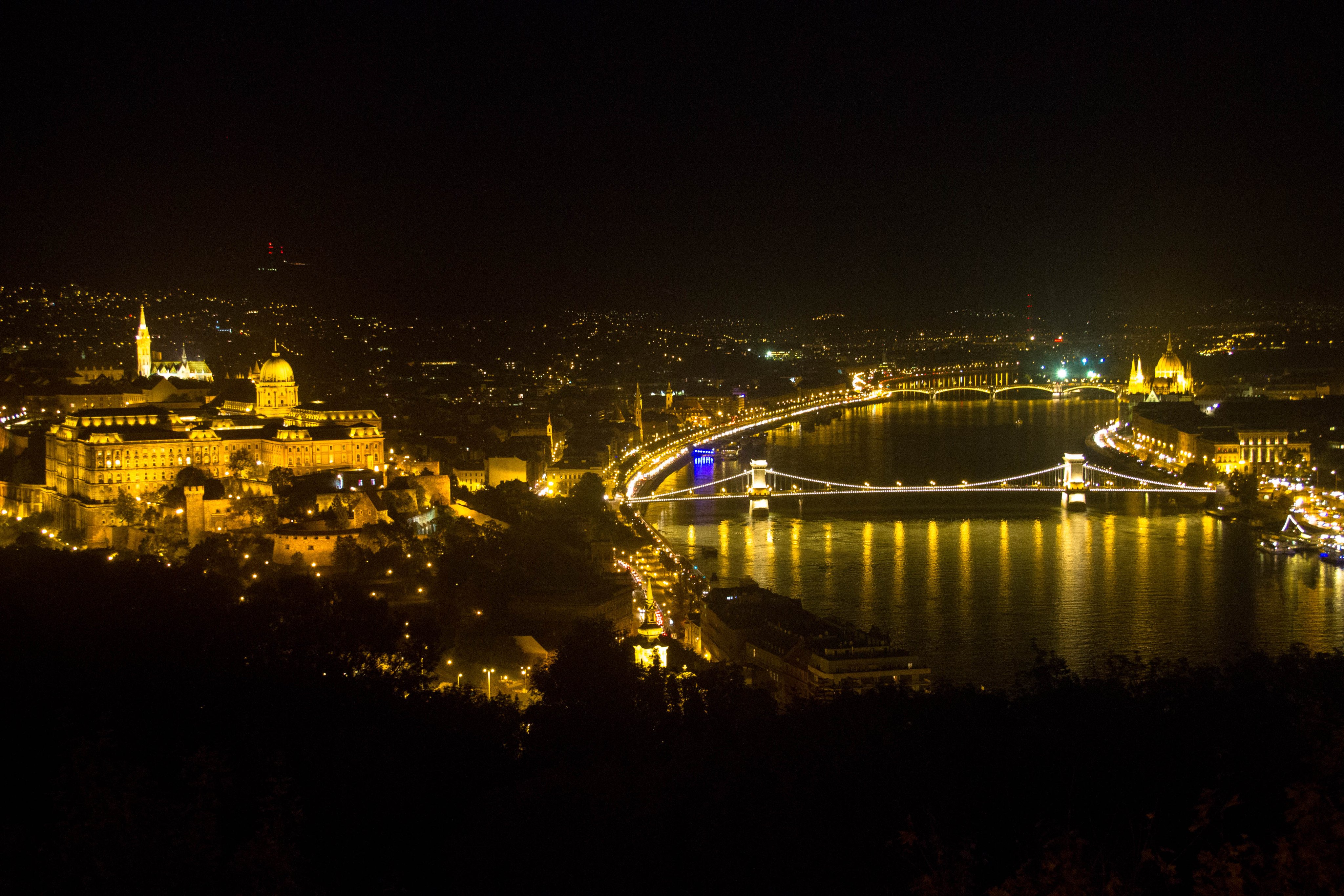 ショウ 写真で伝える世界 ハンガリー Hungary ブダペスト Budapest くさり橋 ゲッレールトの丘 夜景 T Co Gfsuri9coy Twitter