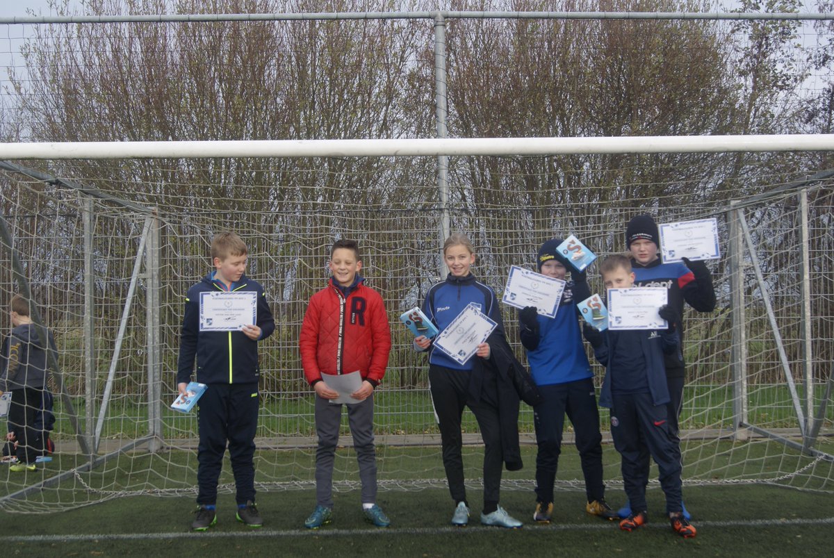 vv_avc's tweet photo. Uitreiking van het welverdiende certificaat van deelname aan de voetbalclinic van VV AVC 1. https://t.co/SM231rz0nz