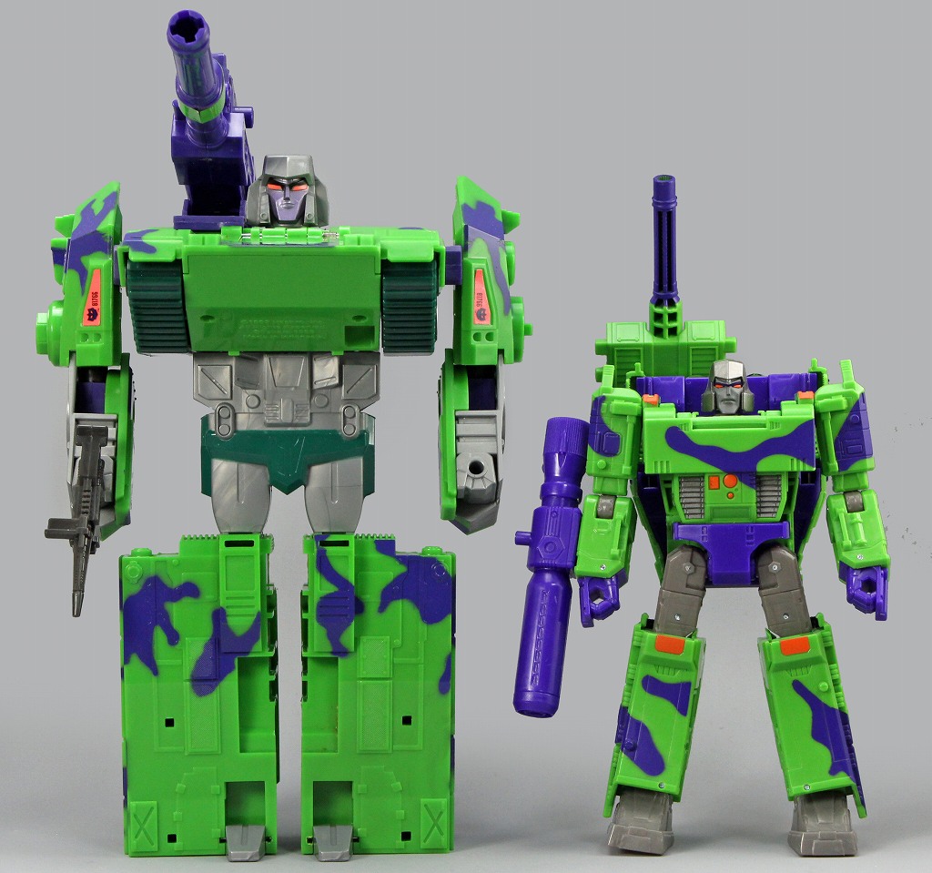 GENERATION2 MEGATRON」（左） 「WFC-GS14 G2 MEGATRON」（右