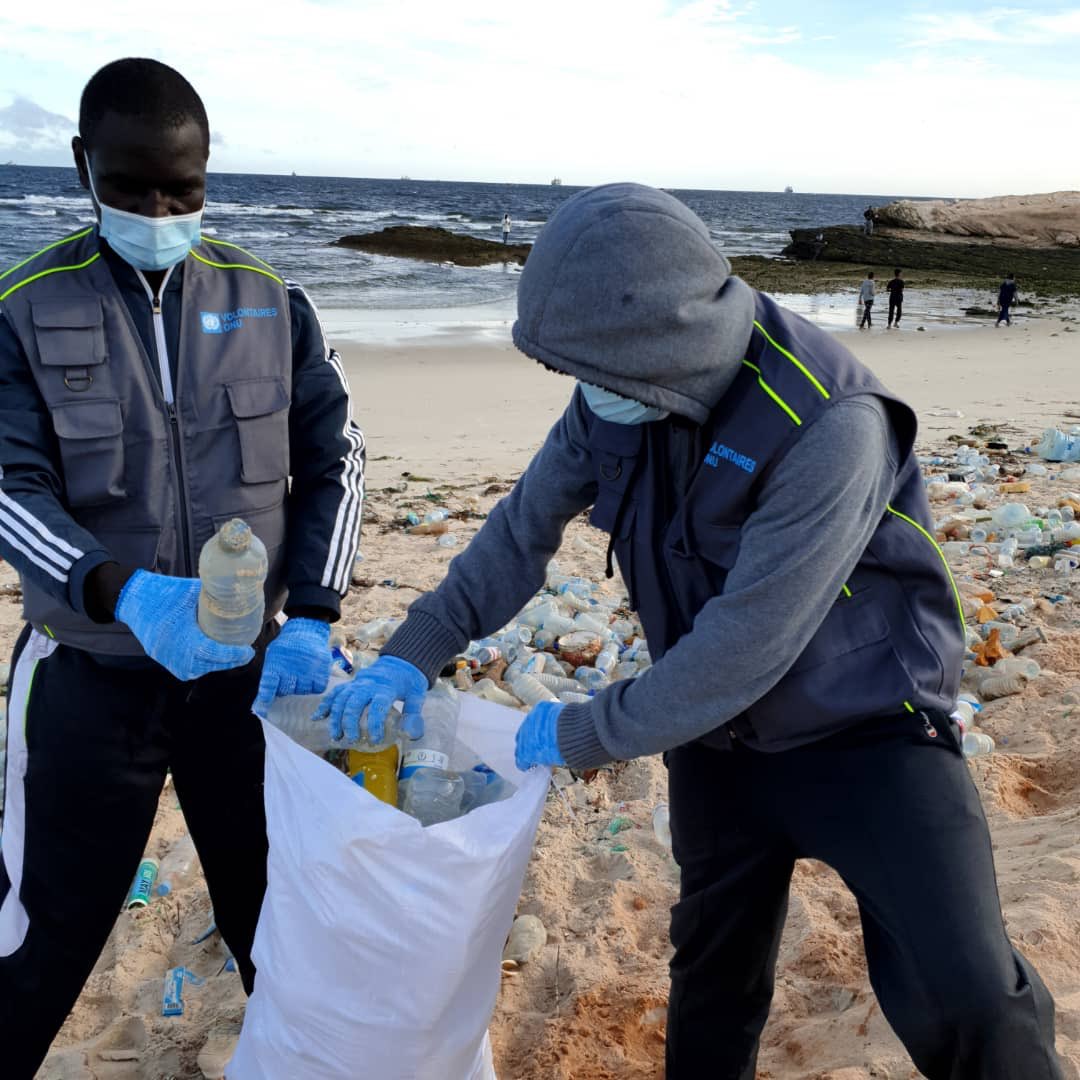 Costa_Mariagio's tweet photo. the beach is not a garbage can. Tks @UNVolunteers in #mauritania #nouadibhou for the ongoing collection to raise awareness in the community #TogetherWeCan💙 #IVD2020Events #beachcleaning https://t.co/HIboNfdhLb