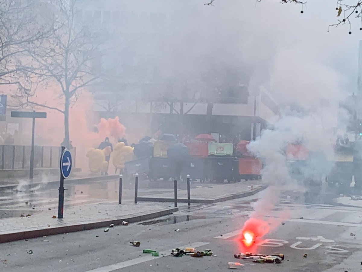 's tweet image. A #Rennes des manifestants se sont désolidarisés de la manifestation.
Un barrage a été mis en place par des individus qui tirent avec des mortiers sur les  #FDO.
Courage à nos collègues engagés. #PPLSecuriteGlobale