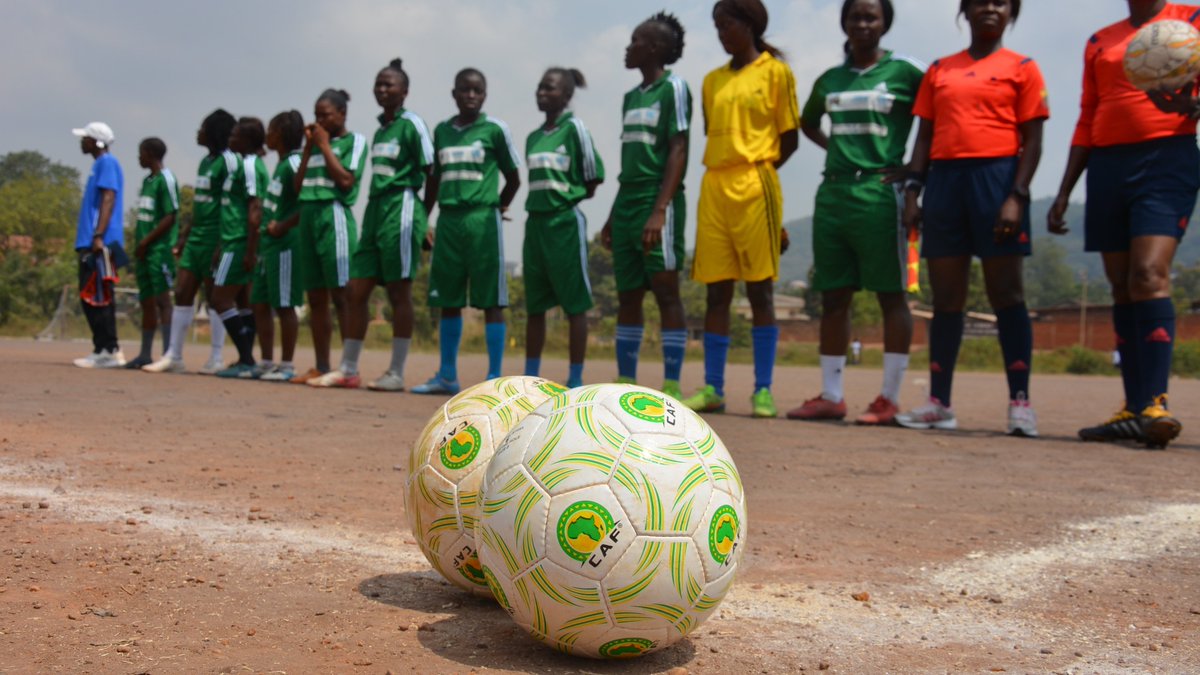 PNUD_RCA's tweet photo. Remise de dons à l'Université de Bangui, match de football, série d'ateliers d'information et de discussion... ce 5 décembre 2020, les Volontaires en #RCA commémorent la 35e Journée Internationale des Volontaires #JIV2020 #IVD2020 au moyens de multiples activités.
#IVD2020Events https://t.co/5eIMqye44p