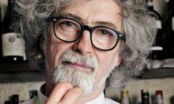identitagolose's tweet photo. Viaggio Fantastico: così Vittorio Fusari rivive nella sua ultima ricetta, tra panettone e torta Donizetti.
Familiari e amici realizzano - a tiratura limitata - il dolce che lo chef aveva pensato poco prima di andarsene.
https://t.co/k4Mz6K76Xo https://t.co/RtaWF8BNjD