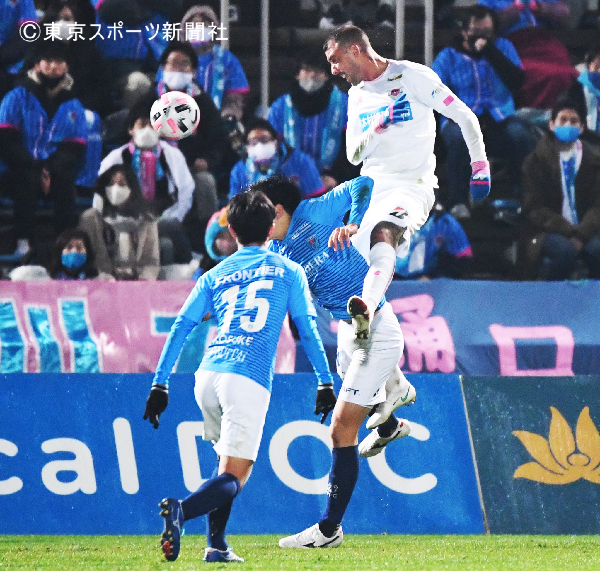 東スポ 写真部 Jリーグ ２０２０年１２月５日 横浜fc 鳥栖 ニッパツ三ツ沢球技場 後半41分 ゴール の レンゾロペス レンゾ ロペス 松岡大起 同世代の 斉藤光毅 と競り合う 19歳 サガン鳥栖 Sagantosu 東スポ T Co Mfcxmgazld