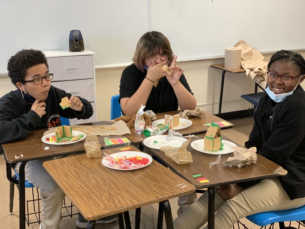 MsYarbrough_AMS's tweet photo. Working hard all week means fun Fridays in AVID! https://t.co/EQPGL5Xrsf