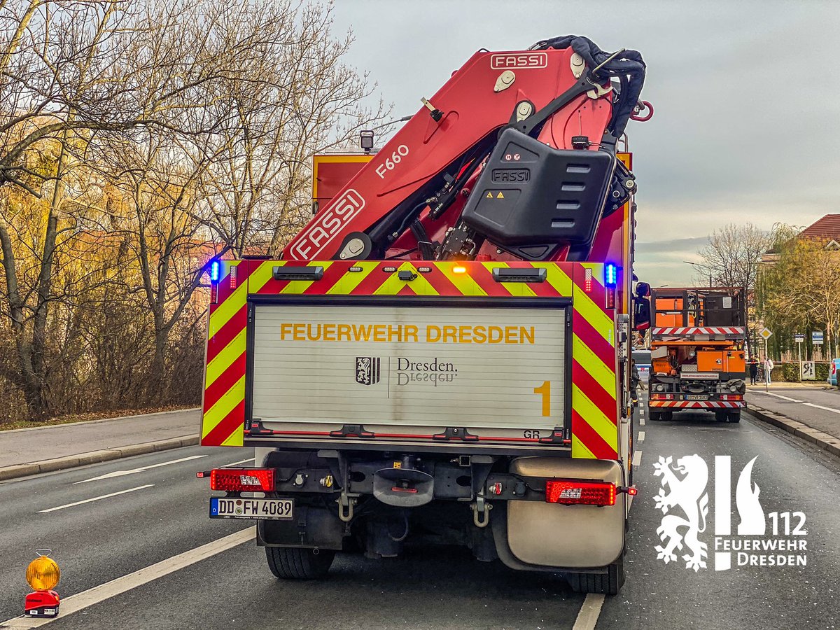 FeuerwehrDD's tweet photo. Wir sind bei einem #Verkehrsunfall im @stadt_dresden #Leubnitz #Neuostra im #EinsatzfuerDresden. Drei Verletze sind bereits versorgt. Ein #Wartehaus der @DVBAG sowie ein #Baum und ein #Stromkasten wurden beschädigt. Die #Teplitzer Straße ist voll gesperrt. #Dresden112 #Dresden https://t.co/9Ah2vpOMec