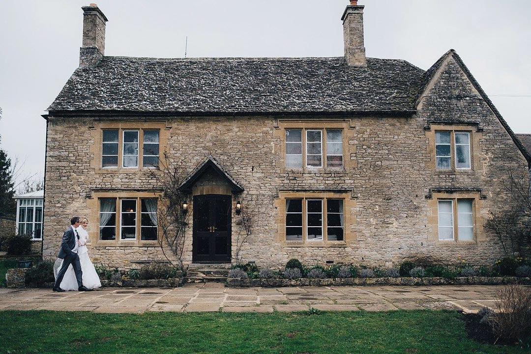 #VenueOfTheDay: <a href="/WortonHall/">Worton Hall</a> - A barn with a difference, this exclusive-use venue marries the contemporary and traditional with medieval chandeliers and arrow-slit windows blended with a state-of-the-art lighting and sound system. wortonhall.co.uk #weddingvenue