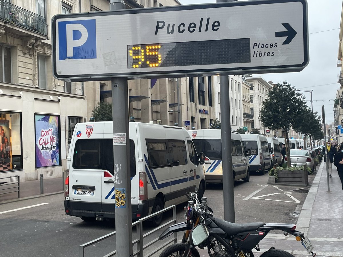 Le préfet met le paquet sur les CRS (18 camions, secteur palais de justice) en centre ville de #rouen pour la #marchesdeslibertés contre la #PPLSecuriteGlobale