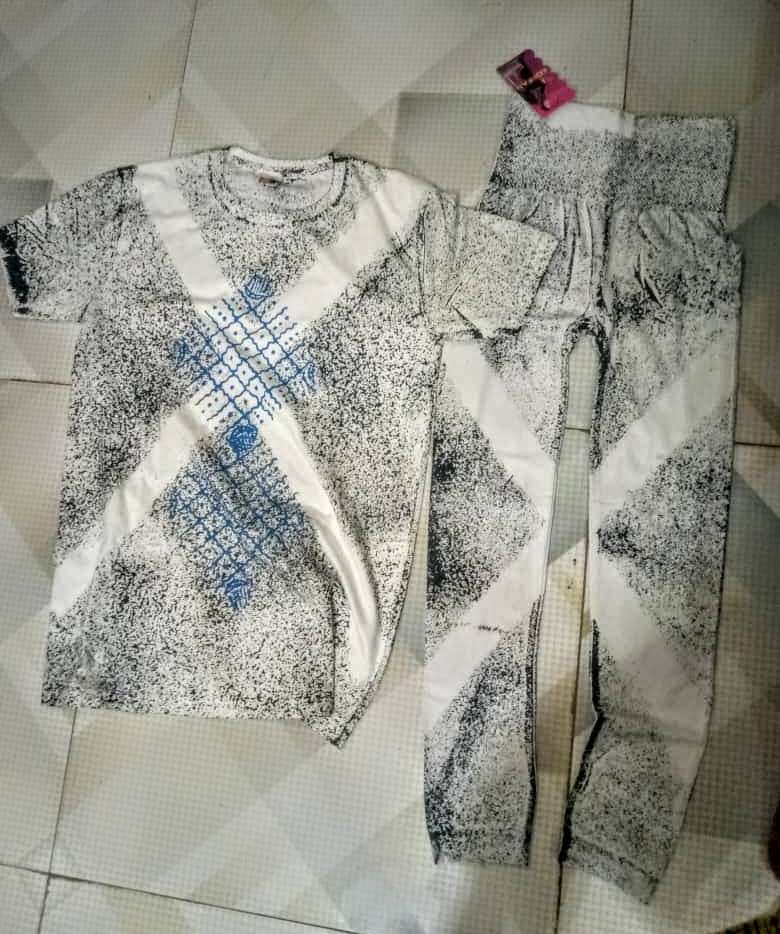 Quality tee and leggings with tiedye design
You deserve to treat yourself right this festive season 
.
Order something nice for yourself 
.
no fade 
.
Available for delivery and pick up 
.
Whatsapp 08050897801 to order 
#adirefashion #adire #tiedye #adireibadan