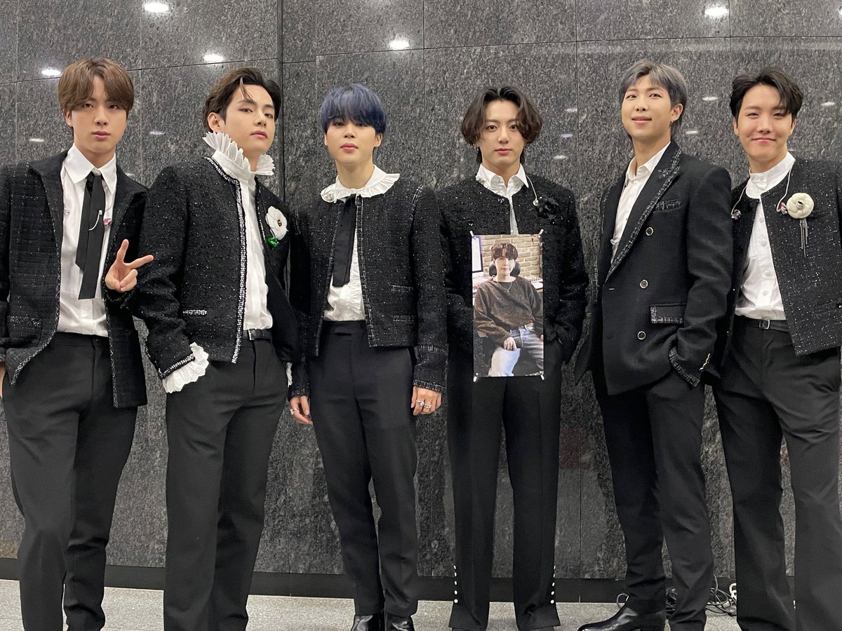 AsmaeJr1's tweet photo. @BTS_twt Yes I love u ❤️😍💜🤭 https://t.co/qvpo7pvw3T
