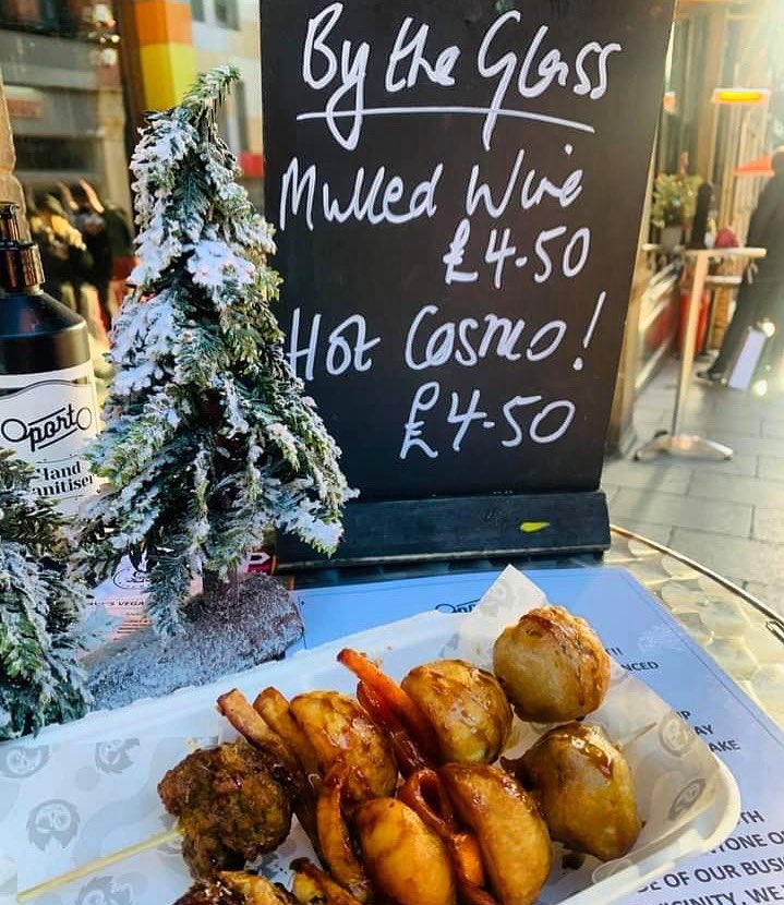 #CallLane winter wonderland is open ‘til 9pm 🎄🌭🍷💚

Hot cosmo cocktails &amp; mulled wine to take away, plus <a href="/KnavesKitchen/">Knave's Kitchen</a> new Xmas menu flying out for pick up or on #ubereats👌

For menu &amp; more check out oportobar.co.uk/knave-kitchen 🎁