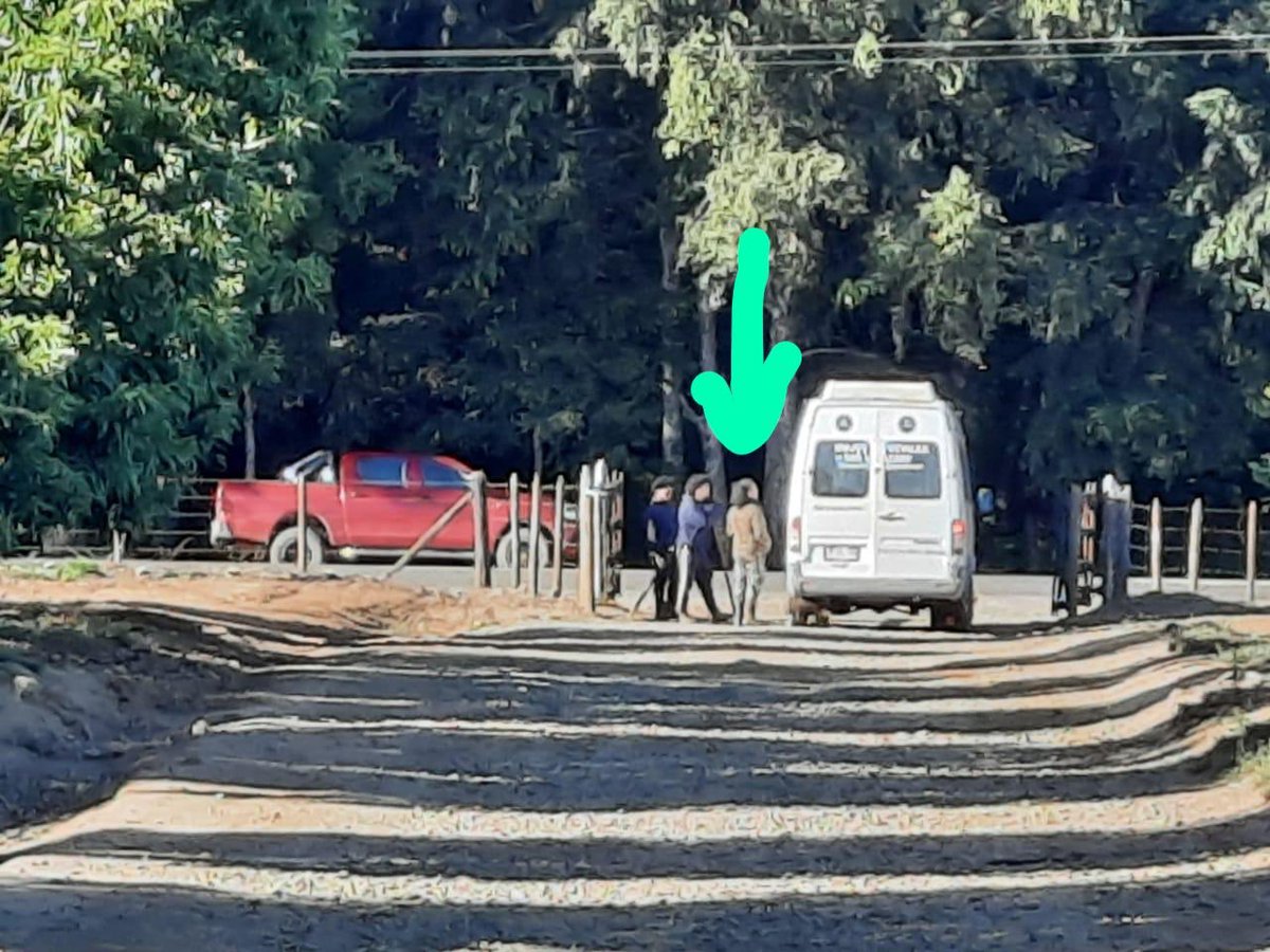 glorianaveillan's tweet photo. Ancalaf amenazando a trabajadores agrícolas, en su mayoría mapuche, para q no puedan entrar a trabajar en cosecha de fruta en #Collipulli Se había pedido apoyo de ⁦@CarabAraucania⁩ para evitar esto: nada! #BastaDeTerrorismo ⁦@CarmenAravenaA1⁩ ⁦@melladosuazo⁩ https://t.co/i3v3OfYbia