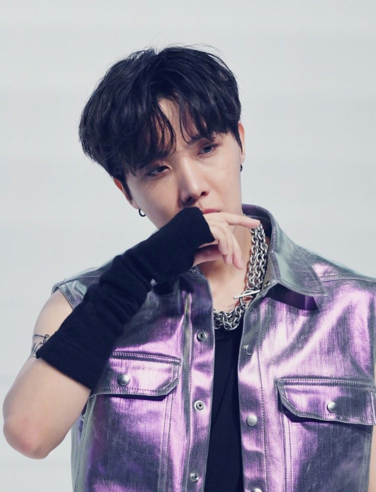 Risa9218's tweet photo. hoseok you really gave me a heart😭😭
#HOSEOK @BTS_twt https://t.co/EShGncQTGA
