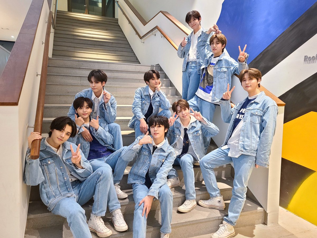 taeypoet's tweet photo. los vi salir del huevo, vi lo mucho que lucharon y se esforzaron para ser ahora quienes son, con 5 rotys y un win, tan solo pensar que todo esto paso en 6 meses me llena de orgullo, nos queda un buen tiempo juntos y vamos a darles muchísimos más premios porque se merecen todo. https://t.co/NcH3NICYM8
