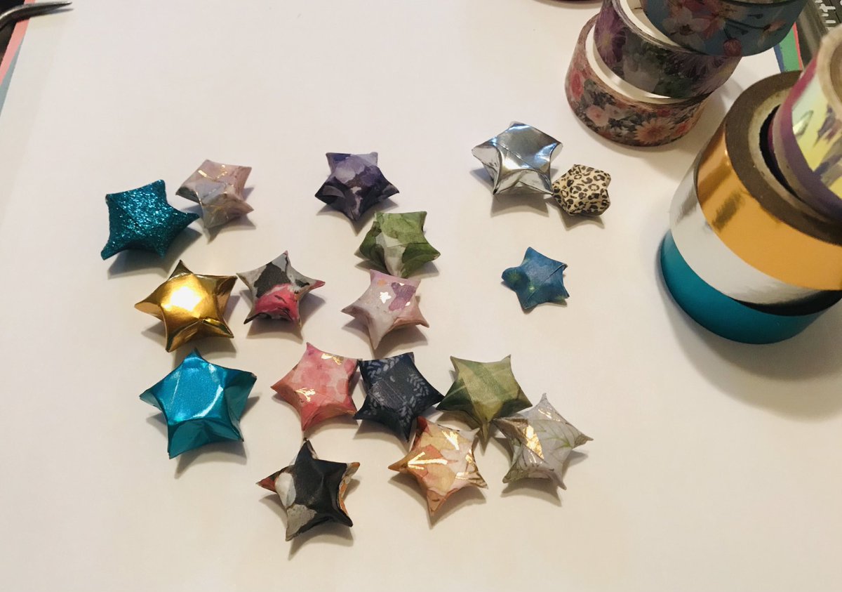 EndTimesSewing's tweet photo. ⭐️🌟✨💝🌲Morning virtual hug and some pretty origami washi lucky stars to start my non-denominational pagan tree garland 🌲💝✨🌟⭐️ https://t.co/pXqQFneJBl