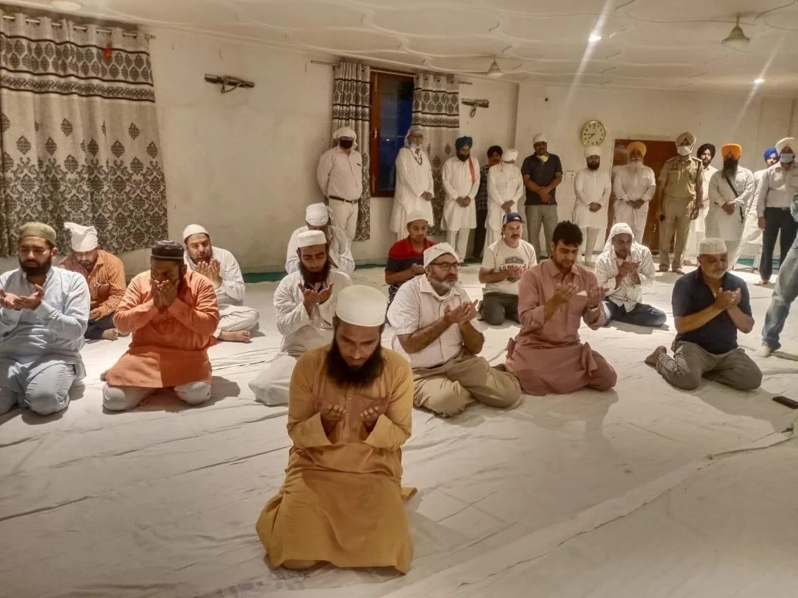 pradeep274011's tweet photo. By allowing.                    YOU are
This.                                 Insulting
In Gurudwara.                Their Sacrifice   #घन्टा_होगा_भारत_बंद
#ArrestYograjSingh https://t.co/si7leiKCKJ