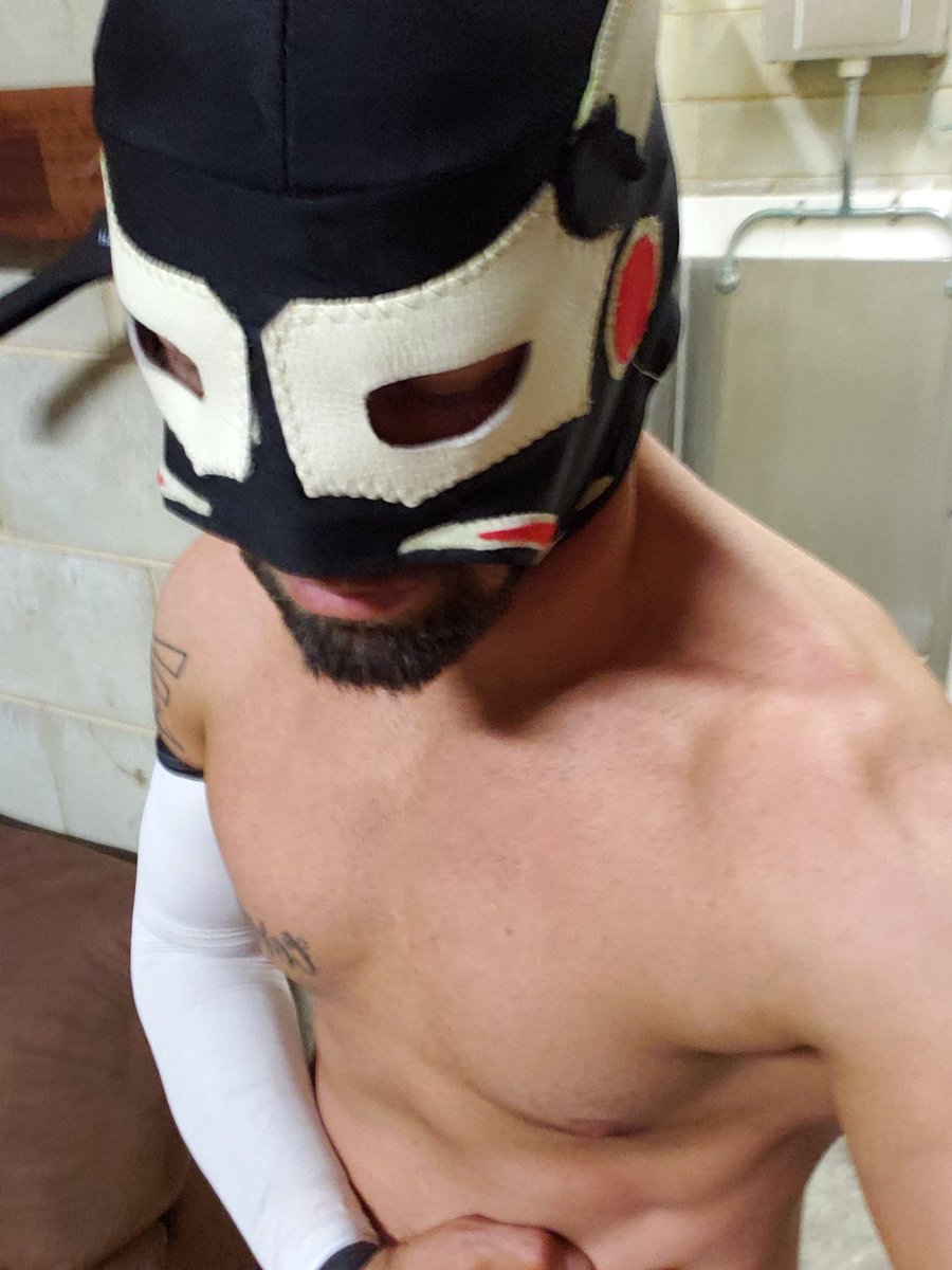 ElToroBlancoEPW's tweet photo. Still alive.....kind of... gracias Gate Uno. Not so gracias @joelhagan_pw https://t.co/SDEH42MrS0