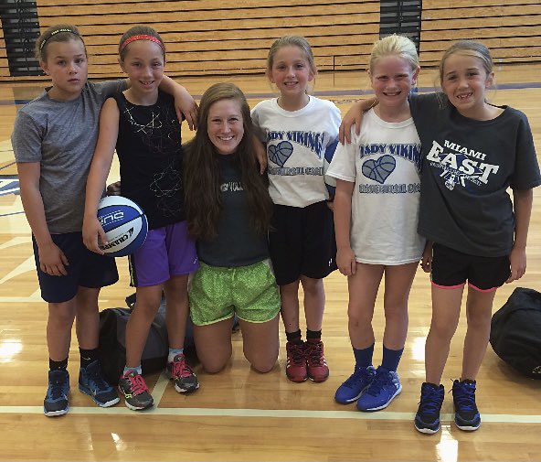 MEVikingBBall's tweet photo. It’s GAME DAY, which means it’s time to put on those GAME FACES girls!  Here is a throwback picture of some familiar faces!  Not sure it is their GAME FACE, but it should still get you pumped!
#LittleVikesGrowUpToBeVikes https://t.co/wfqysQJAKT