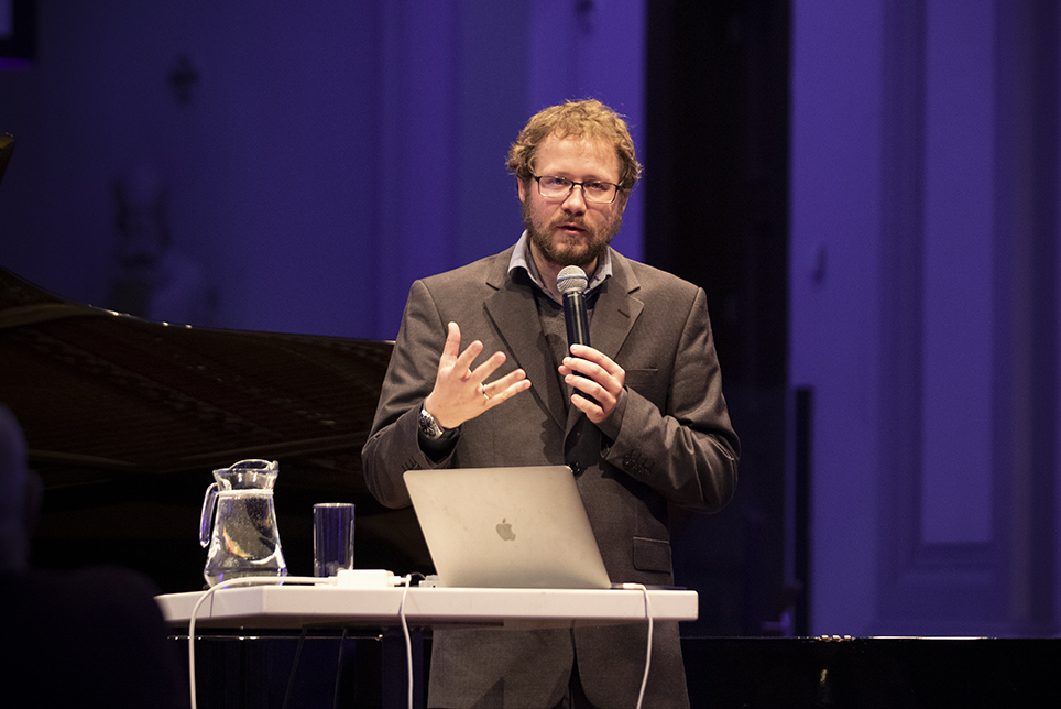 PianoduoFest's tweet photo. Altviolist Emlyn Stam gaf deze middag een boeiende lezing over historische (duo)opnames en uitvoeringspraktijk van eind 19e eeuw, onder begeleiding van @SJpianoduo #pfa2020 #pianoduo #festival #amsterdam #klassiekemuziek https://t.co/tefZeAsTdn