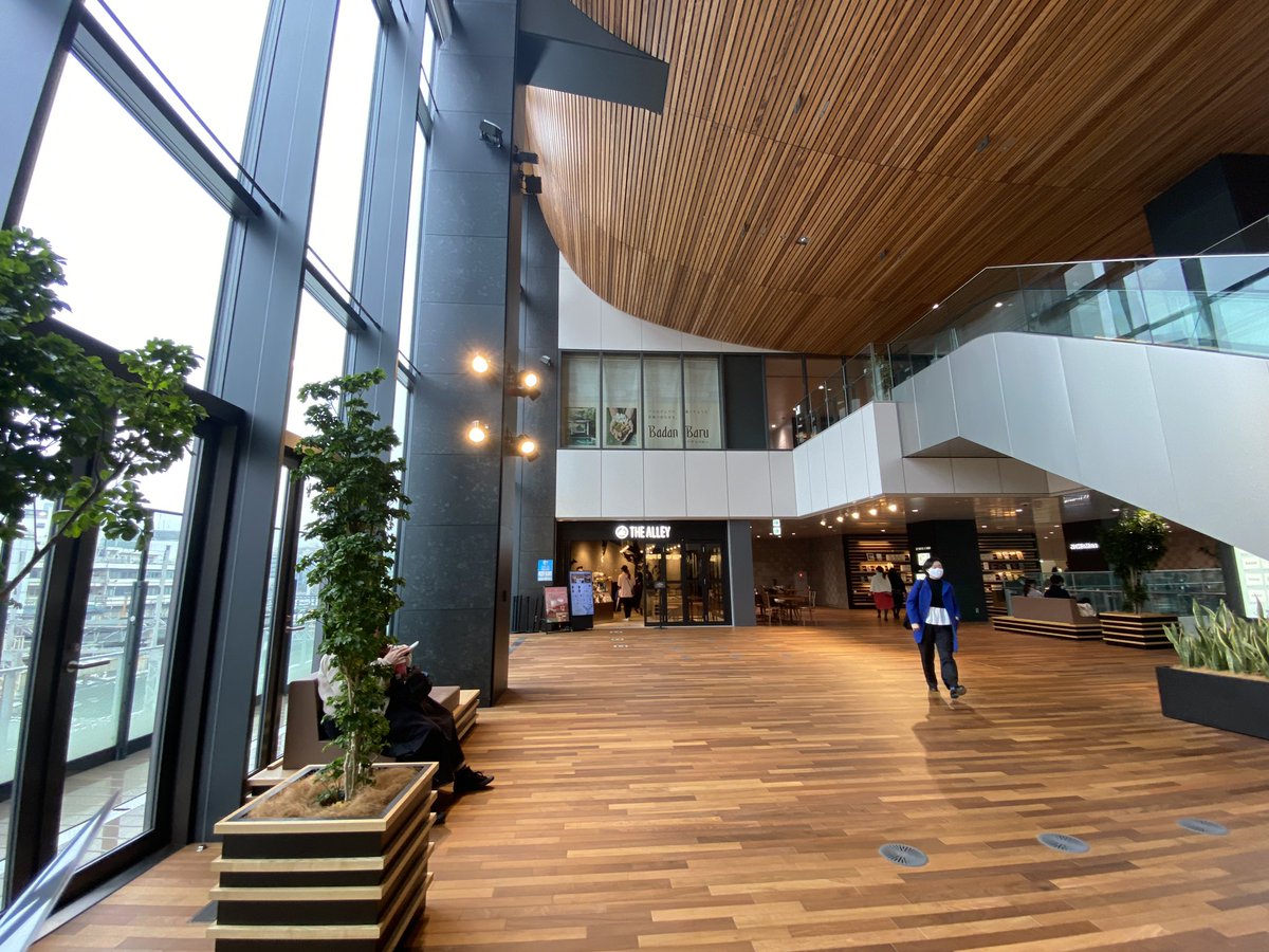 hatik5's tweet photo. NEWMAN横浜(JP横浜タワー)
建築設計: ジェイアール東日本建築設計事務所
環境設計:田根剛
駅舎のエントラ���スに対して開いた構成が特徴的。大きな箱になりがちな大規模商業施設を積極的に外部に展開し、開放的な共用部分が多い印象。
共用部分の内装はエストニア美術館で知られる田根剛氏が手がけた。 https://t.co/myki1td9VK