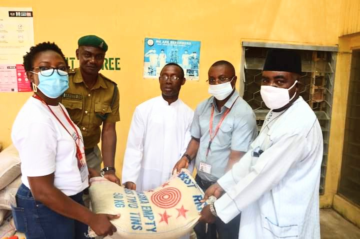 CCFNigeria's tweet photo. @CCFNigeria continued with the World Day of the Poor interventions today, with a solidarity visit to the Kuje Correctional Centre in the Federal Capital Territory. Relief items presented to the inmates included among others, bags of rice, bags of beans and hygiene kits.
#WDP2020 https://t.co/H52LAvKaAG
