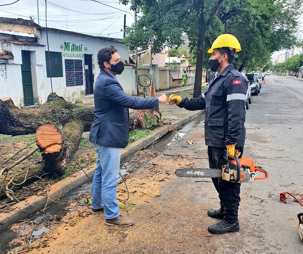Nicokripper's tweet photo. #AHORA 
#Sabado
Se trabaja en arbol caído en Avda Sarmiento al 900. 
Conversamos con los vecinos sobre las acciones de @GobCiudadSalta 
#PrevencionyAccion https://t.co/L9HvbwjFFA