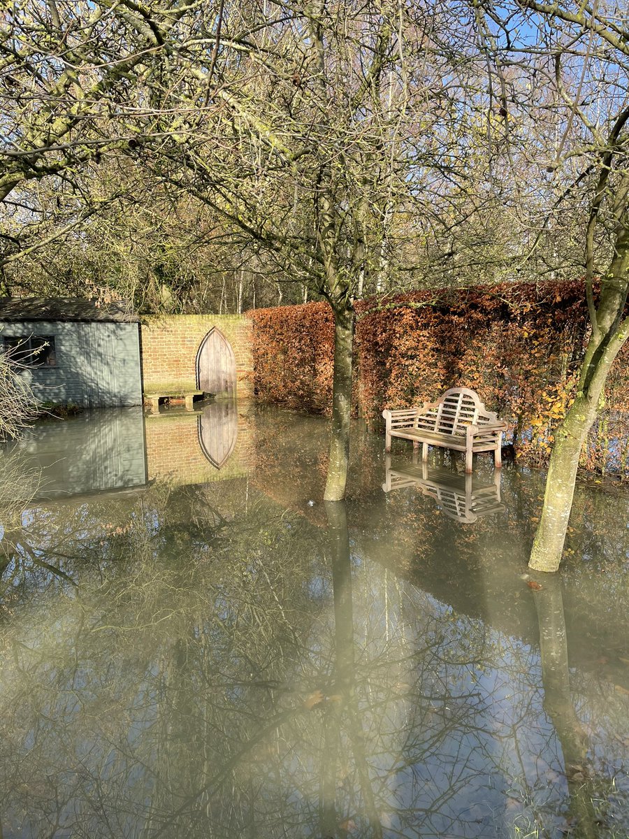 mdstbarts's tweet image. There seems to be a lot of river in the garden! #riverbrett #Suffolk