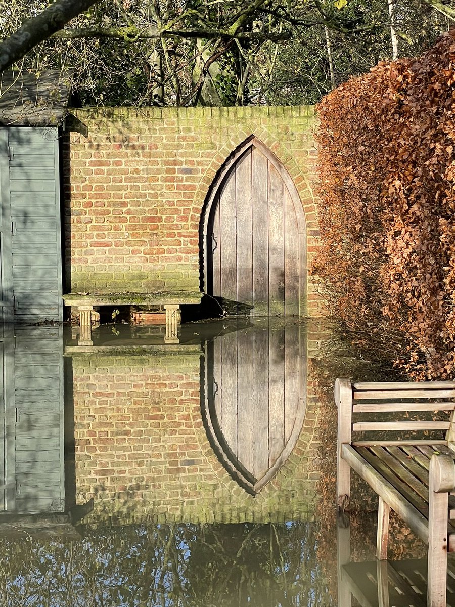 mdstbarts's tweet image. There seems to be a lot of river in the garden! #riverbrett #Suffolk