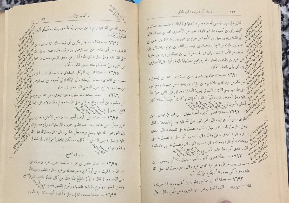 summaryer's tweet photo. كان مما #نصحني_شيخي به حين رآني أعلق على كتابي بالقلم الرصاص (=المرسم): "علّق بالحبر، فالعادة التعليق يكون في حواشي الصفحة التي يكثر لمسها لتقليب الصفحات، والقلم المرسم مع مرور الزمان وكثرة الملامسة يبهت ويزول". https://t.co/imuQoA4qLa