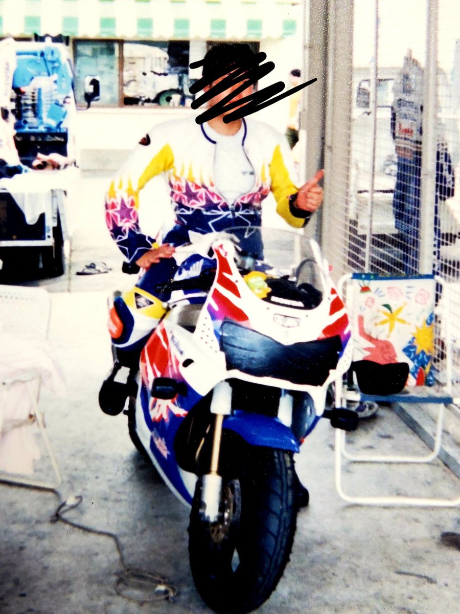 karokarotaro's tweet image. #これを見た人は最初に乗った大型を上げる

限定解除して買ったのがCBR900RR。
最初のCBRでもある。

その後大型は、XR600R、BROS-P1、XR650L、NX650 Dominator 、CBR600RR。

一瞬VF1000Rにも乗り掛けたっけな。

#CBR900RR #SC28