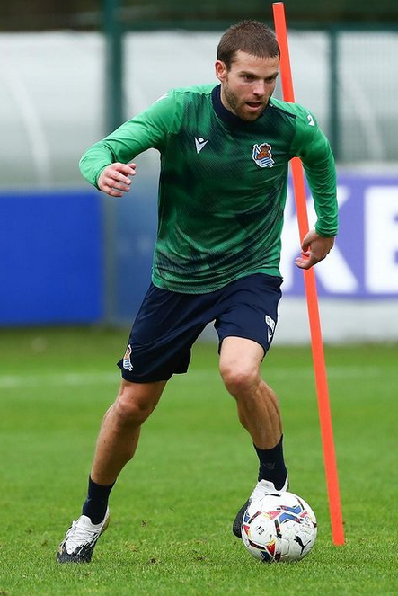 Asier Illaramendi, MDC (1990)Real Sociedad, Real Madrid, Real Sociedad3 sélections, 1 butMalgré un passage raté à la Casa Blanca, le joueur de San Sebastian a su rebondir dans son club formateur. Néanmoins, sa dernière sélection remonte à 2017, barré par la concurrence.