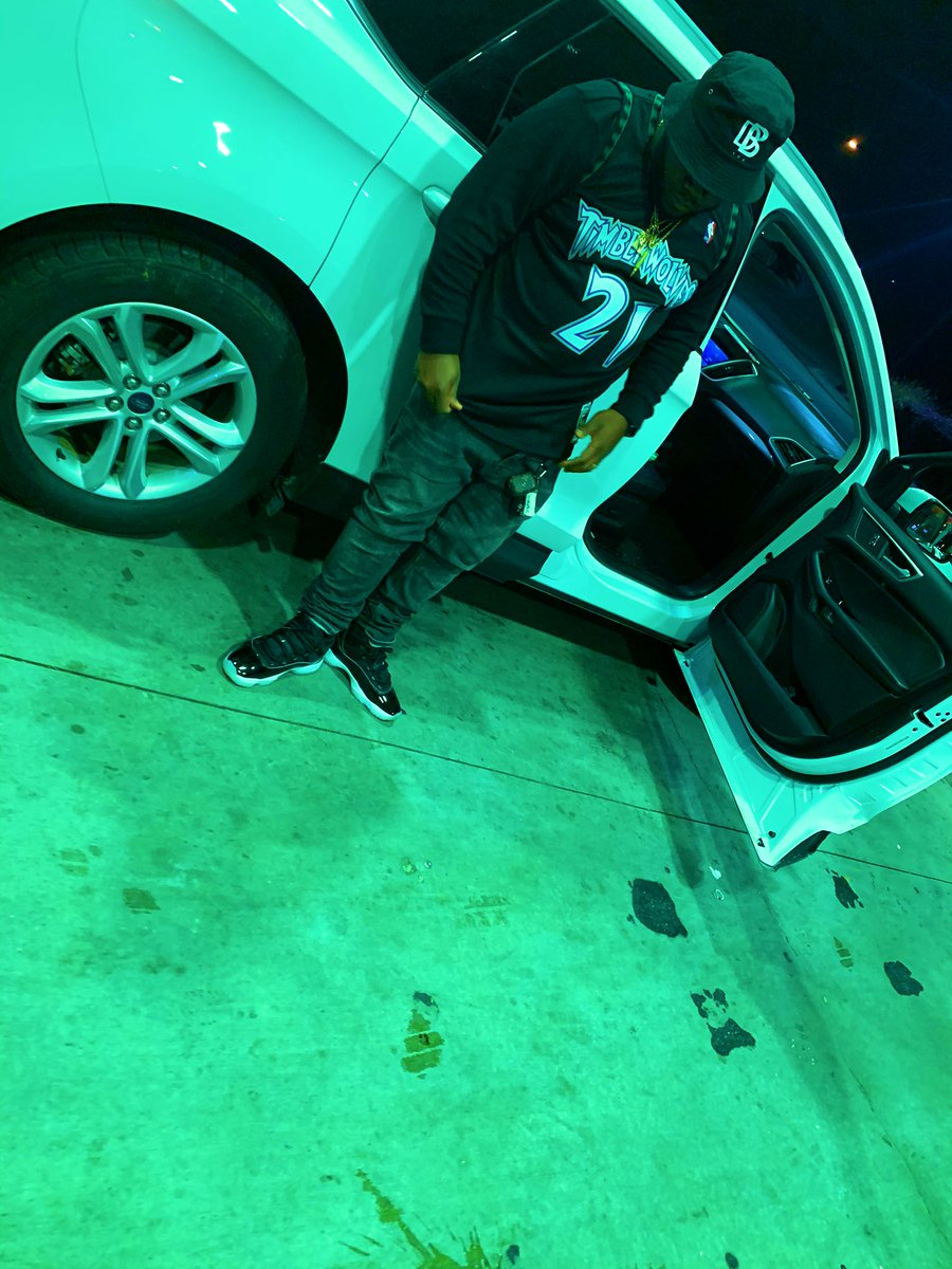 Lo2Times_'s tweet photo. Not my kind I think they mixed breed! #Lo2Times #DBYoo https://t.co/m2NcBf1fF3