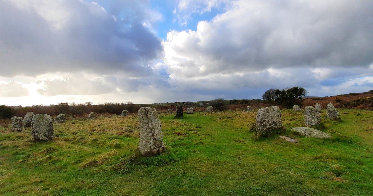 Boscawen Ûn stone circle under a moody sky this afternoon.  #PrehistoryOfPenwith – bei  Boscawen Un Stone Circle