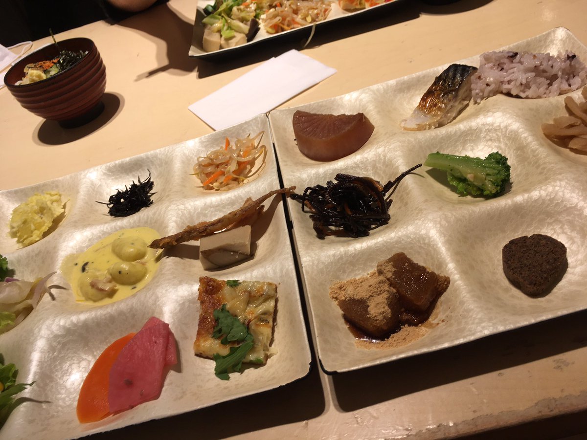 ゆき はーべすと ルミネ池袋店 土日祝ランチ 1 9円 税抜 野菜たっぷり食べれた ごぼうチップスに塩 豆花 ニョッキ さば かたいクッキーおいしかった ひじきとかもやしとか久しぶりに食べたなー ローストビーフと飲み放題が別料金が残念 T Co