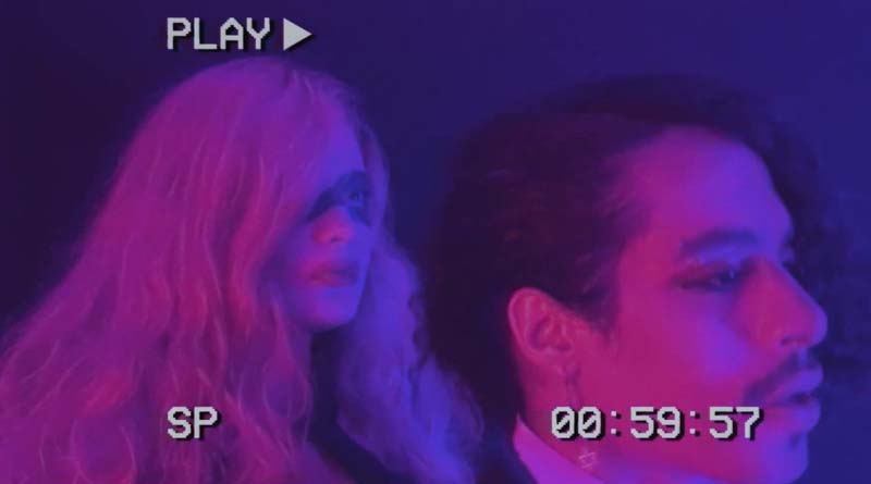 Luego de estrenar el #ElLadoOscuroDeLaLuna Los Aros de Saturno continúan la promoción del tema con un clip audiovisual ochentoso cargado de neo-psicodelia .<a href="/RubenStrauss/">鲁班</a> y #vickygamez 
araguarock.com/los-aros-de-sa…