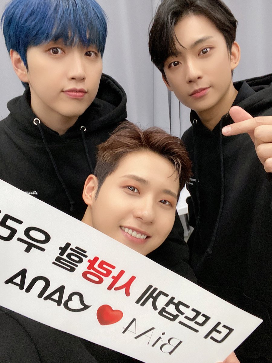 [#B1A4Story] 201205 Documentary Live - Directed by B1A4 📸

B1A4와 함께한 시간 어떠셨나요⁉️
바나의 함성이 너무커서 랜선을 뿌시고 무대까지 왔었다고 하는데요‼️

현시각 공연의 여운이 남은 바나들을 위한 선물 도착🎁

#우리다음엔같은공간에서함께해요🤗

#더뜨겁게사랑할우리 
#B1A4💚#BANA