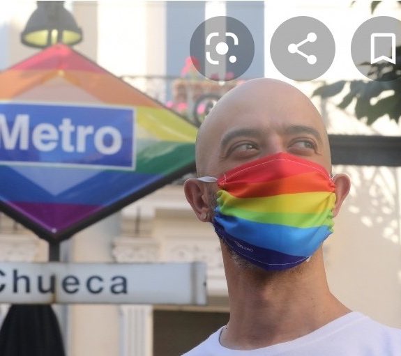 PedroOtamendi's tweet photo. Metro Plaza de España con una bandera de España: MAL 

Metro Chueca con una bandera LGTBI: BIEN 

🤷🏻‍♂️ https://t.co/vRNe93mbL1