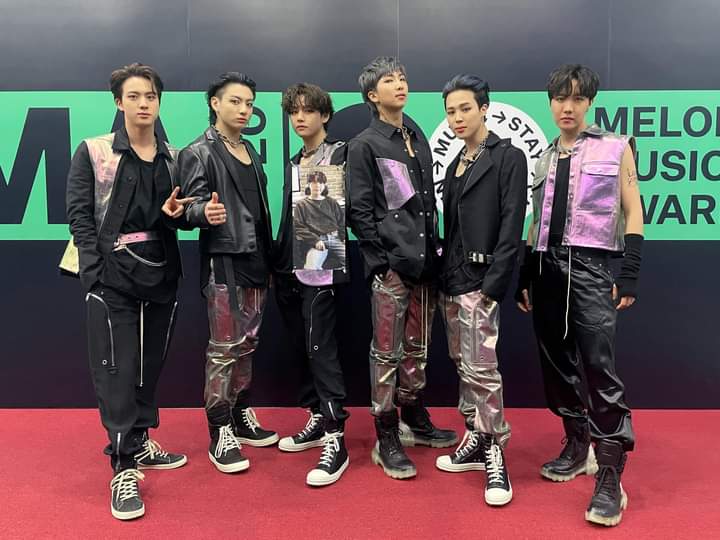 harrisonktzl's tweet photo. Congratulations BTS, we're so proud of youuu!!
🏆Artist of the Year
🏆Album of the Year
🏆Song of the Year
🏆Top 10
🏆Best Dance Male Category
🏆Netizen Popularity Award
🏆Best Rock-EIGHT (prod.&amp;feat. Suga) @BTS_twt
#BTSatMMA #MMA2020 
#BTSDaesangSweep https://t.co/B7Q7b8c7l0