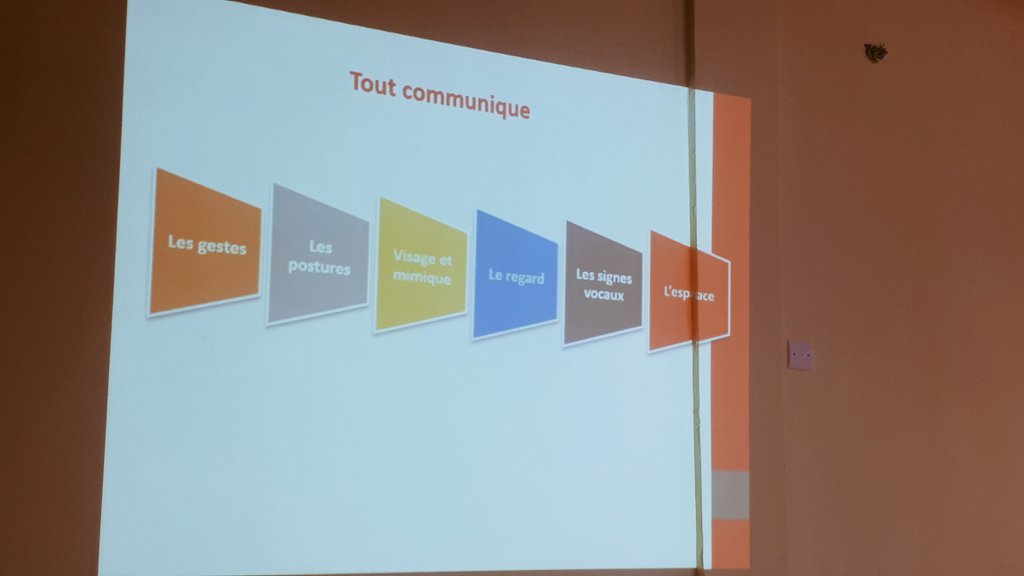 MindiebaOUALI's tweet image. Tout communique dans le personal branding: les gestes, la posture, le regard, les signes vocaux.
Pour construire une image professionnelle il faut s'informer et se former.
#BlogCamp2020 #ABBurkina #PresimetreBF