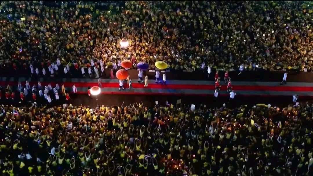 LeoLuoXiaoBai's tweet photo. พระเจ้าแผ่นดินท่ามกลางประชาชนของพระราชา​🙏   💛💛💛💛💛💛💛💛💛💛 Cr.ขอบคุณเจ้าของภาพค่ะภาพนี้สวยงามมาก🙏                                                       #แผ่นดินไทยต้องมีในหลวง                          #อนุชนรักชาติศาสน์กษัตริย์ https://t.co/vfw5LPD4jf