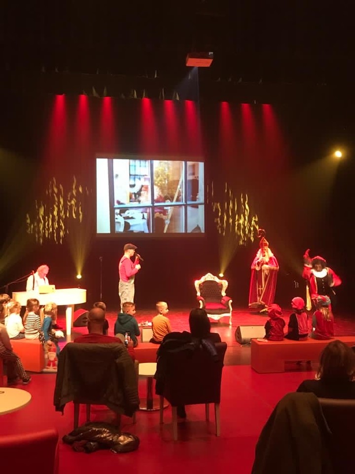 willemgunneman's tweet image. Fijne pakjesavond! De afgelopen dagen speelden we maar liefst 34 Sinterklaasshows. Het was een feest. Dank @Comceptum en @Veluvinetheater voor de toffe samenwerking #Wezep #Oldebroek #Nunspeet met @mennobeijer