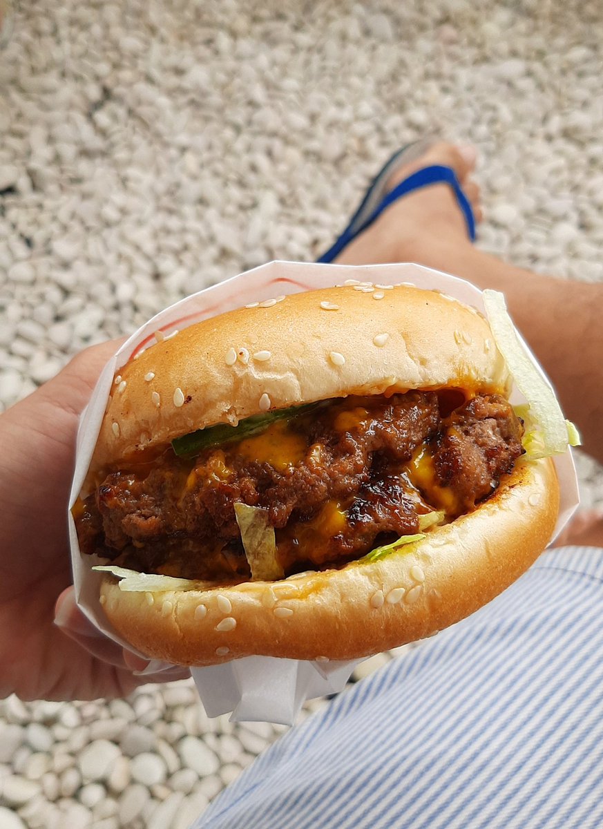 ninoputranto's tweet photo. Klasemen burger ginuk ginuk daging juicy roti lembut!

Tetap burgera x cuena adalah pilihanku. https://t.co/OK9mjKOFmA