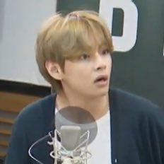 everythngyoongi's tweet photo. y'all the photos we could've had if fansites were at the venue 
let them in for mama pls https://t.co/WTah3iZ0w4