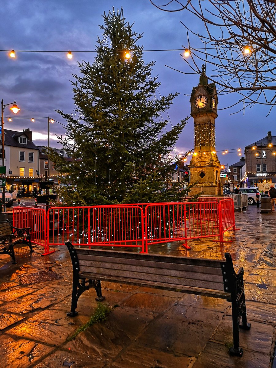 MyFaveBench's tweet photo. Time to go on my nightshift but what a lovely #BenchView as I walked to my car ๐ #pewwithaview
#Thirsk #Advent #ChristmasTree
#YorkshireDales https://t.co/TfnM6ic6PP